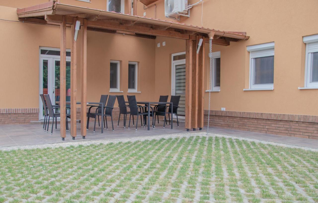 Oros House Apartmanhaz Orosháza Exterior foto